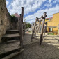 Treppe zu Verlies in der Mauer