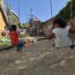 schaukelnde Kinder
