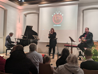 Das Körbla Team bei der Weihnachtsgala auf der Bühne in der ehemaligen Synagoge